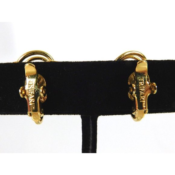 Signed Trifari Gold Tone Flower Swirl Earrings Comfort Clip on - Picture 6 of 7